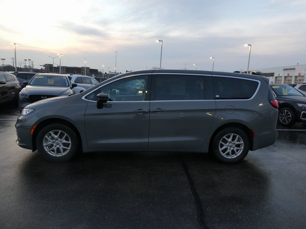 Used 2025 Chrysler Pacifica Select image 35