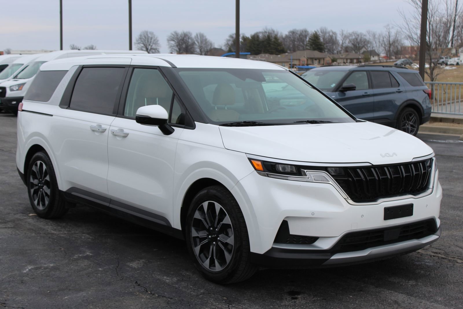 Used 2024 Kia Carnival EX image 9