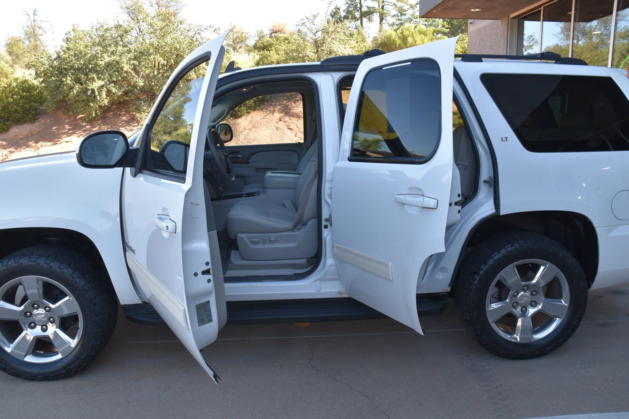 Used 2010 Chevrolet Tahoe LT w/ Luxury Package AWD/4WD image 13