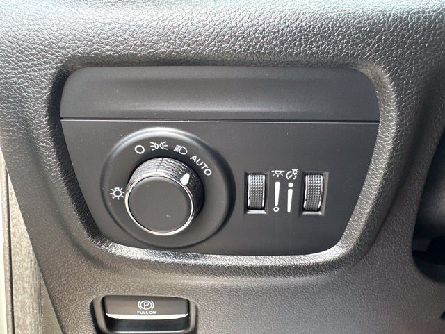 Used 2025 Jeep Grand Cherokee Altitude AWD/4WD image 27