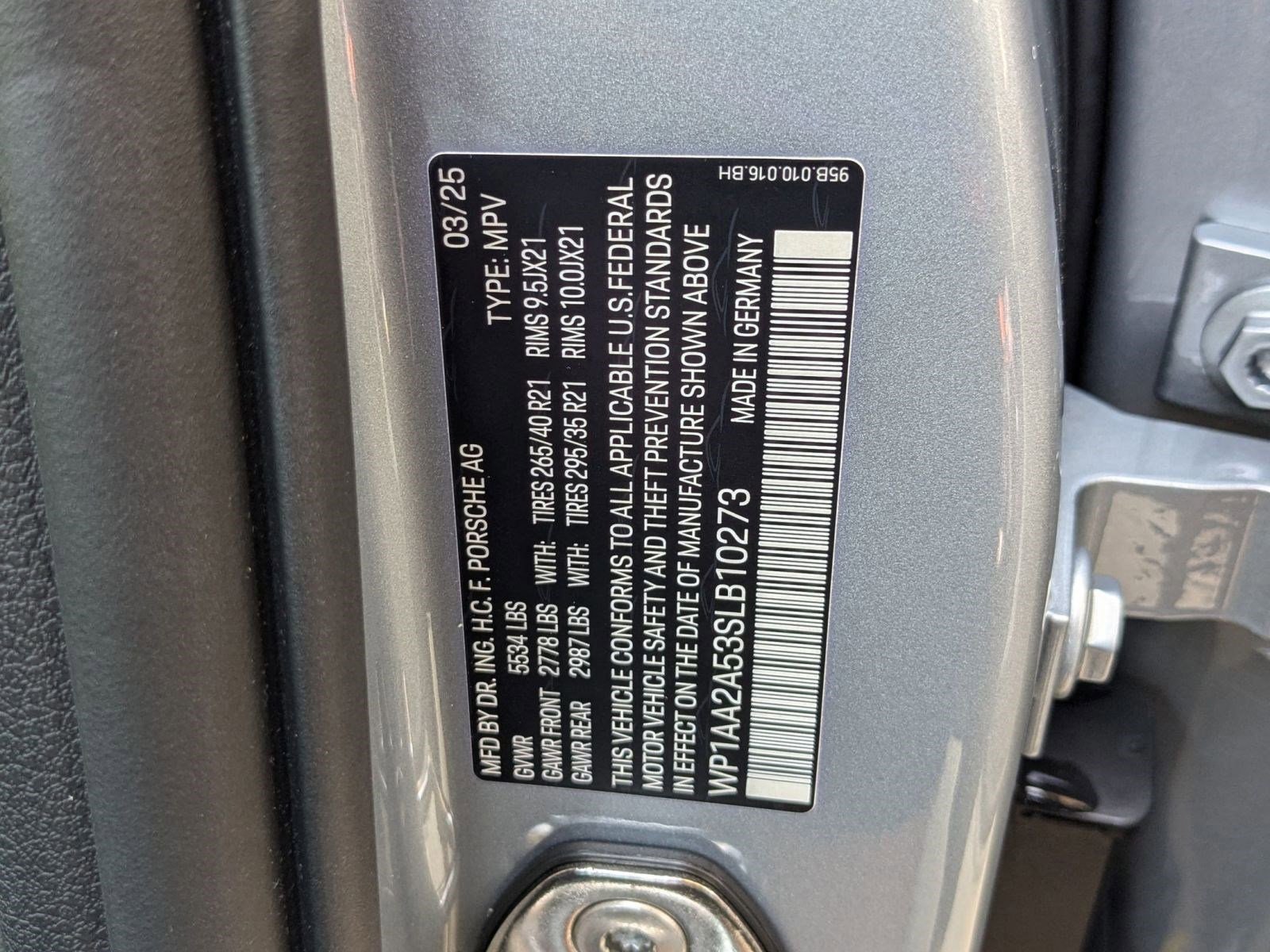 Certified 2025 Porsche Macan AWD/4WD image 30
