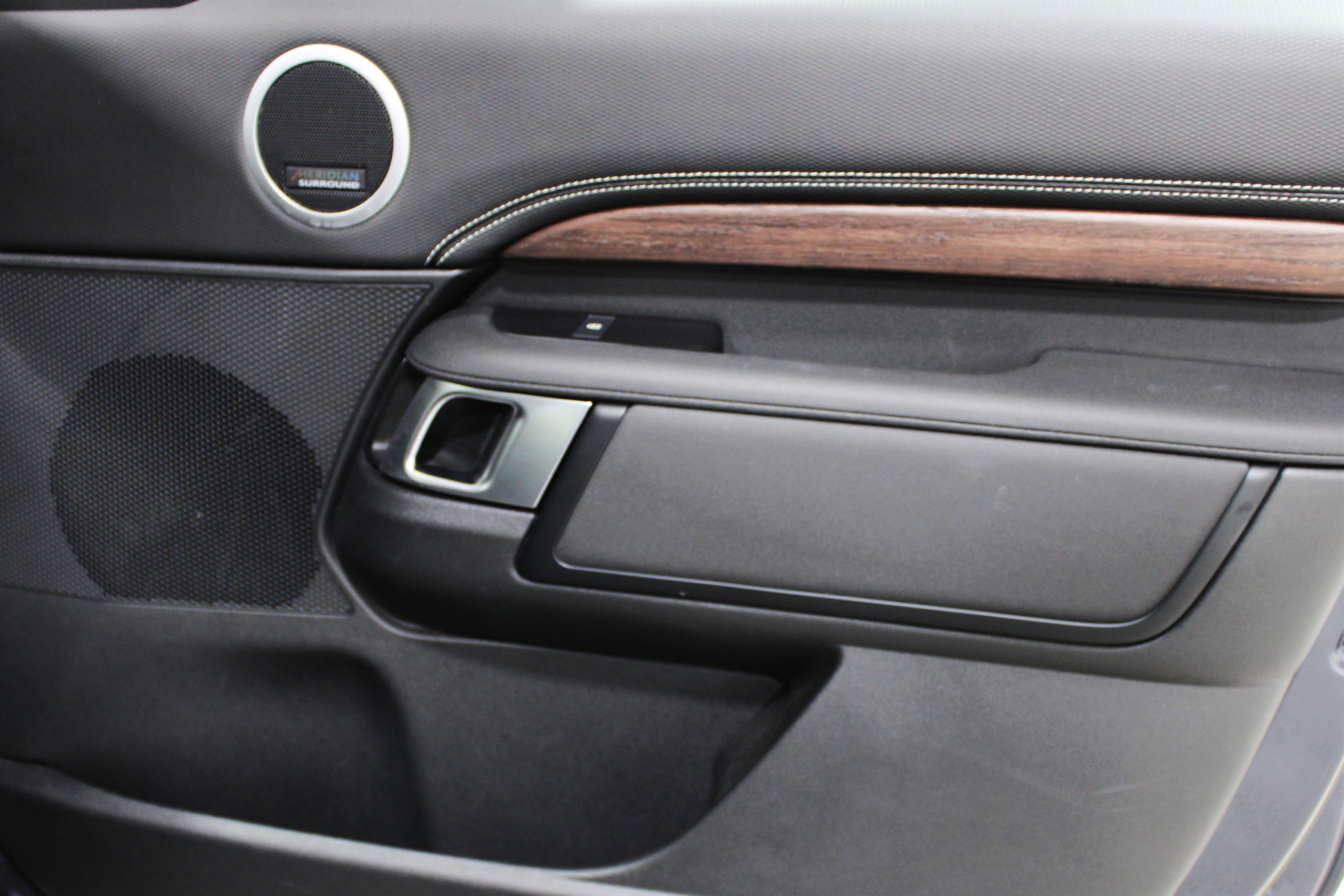 Used 2024 Land Rover Discovery Dynamic SE AWD/4WD image 28