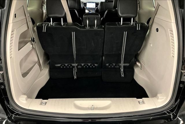 Used 2024 Chrysler Pacifica Touring-L image 40