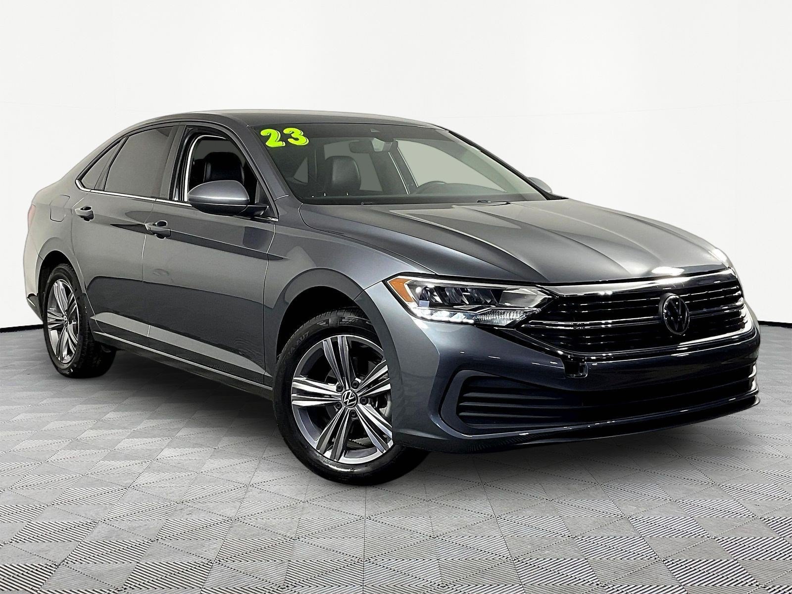 Used 2023 Volkswagen Jetta SE FWD image 3