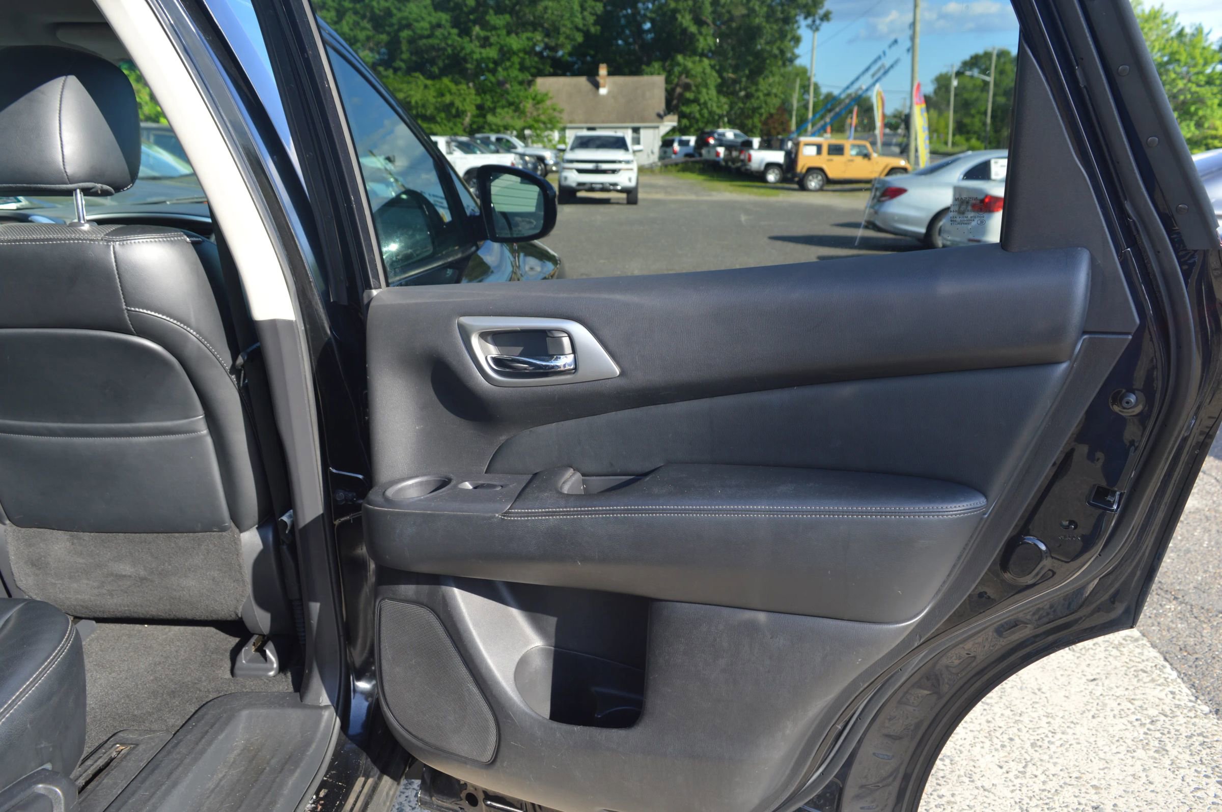 Used 2015 Nissan Pathfinder Platinum AWD/4WD image 30