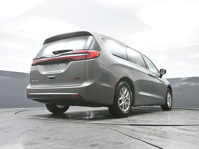 Used 2025 Chrysler Pacifica Select image 53