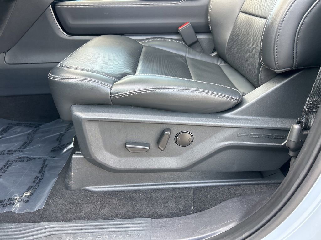 Used 2025 Ford Expedition Platinum w/ Driver's Package image 16