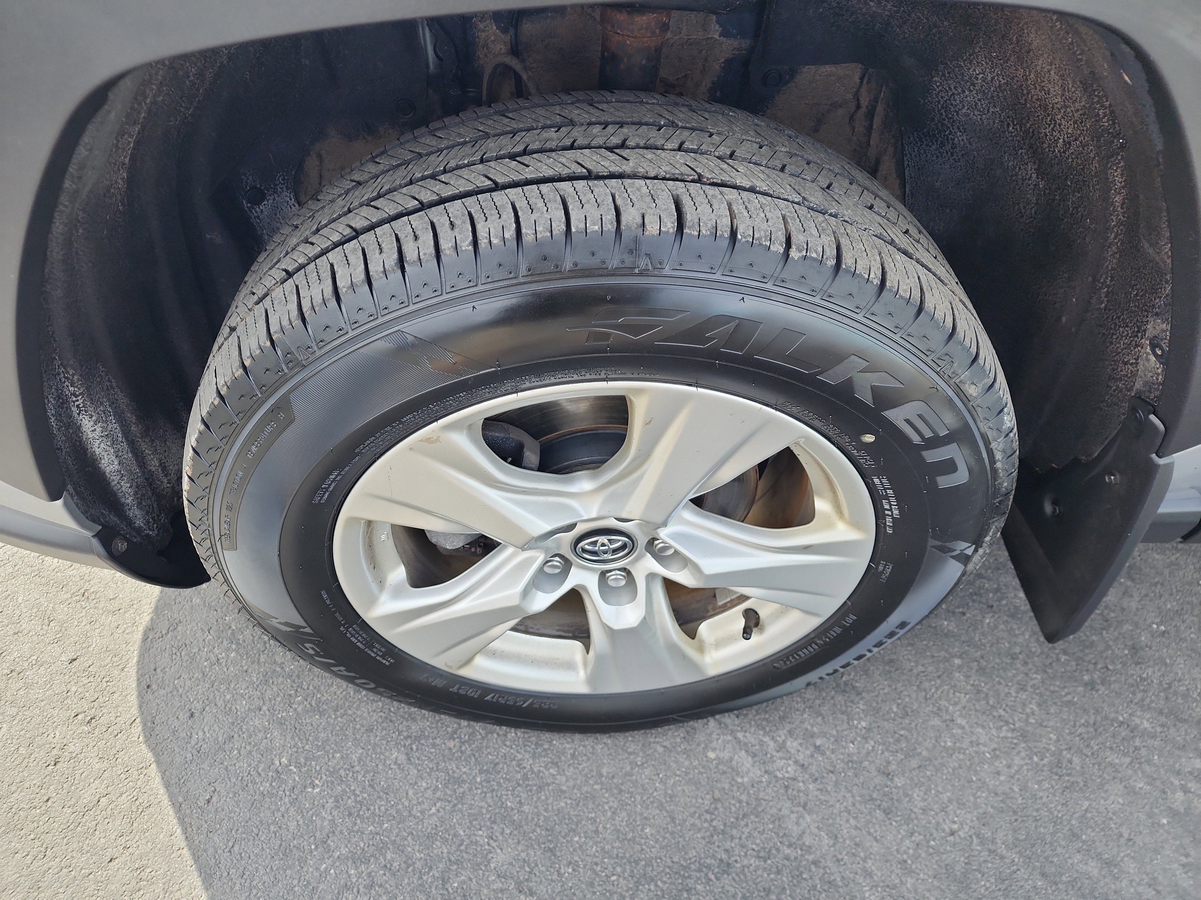 Used 2020 Toyota RAV4 XLE w/ Carpet Mat Package image 32