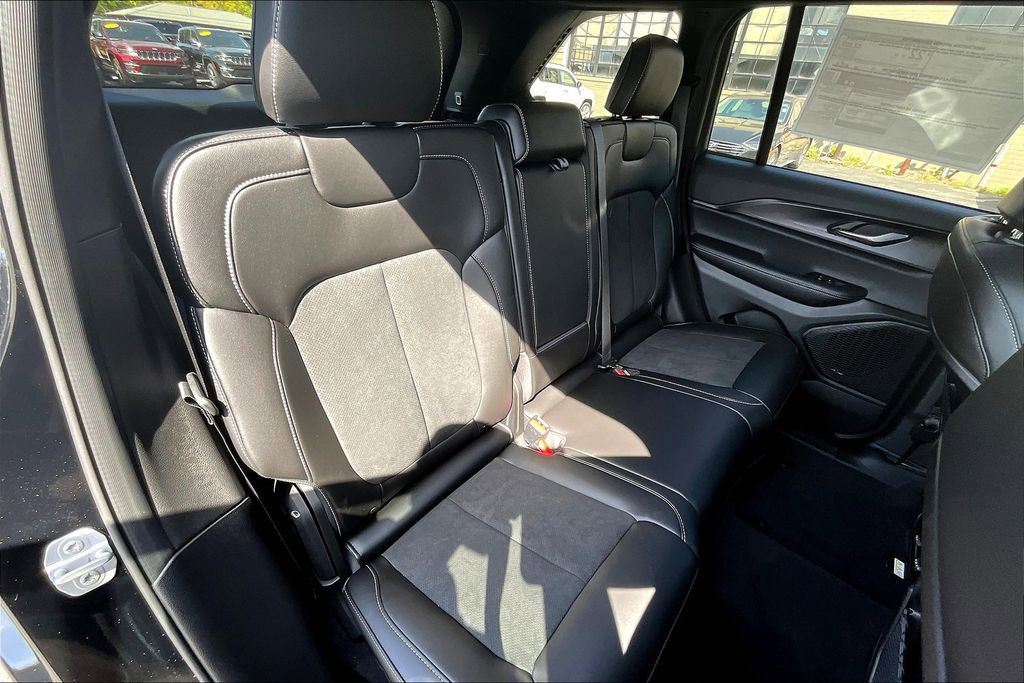 New 2025 Jeep Grand Cherokee Altitude image 9