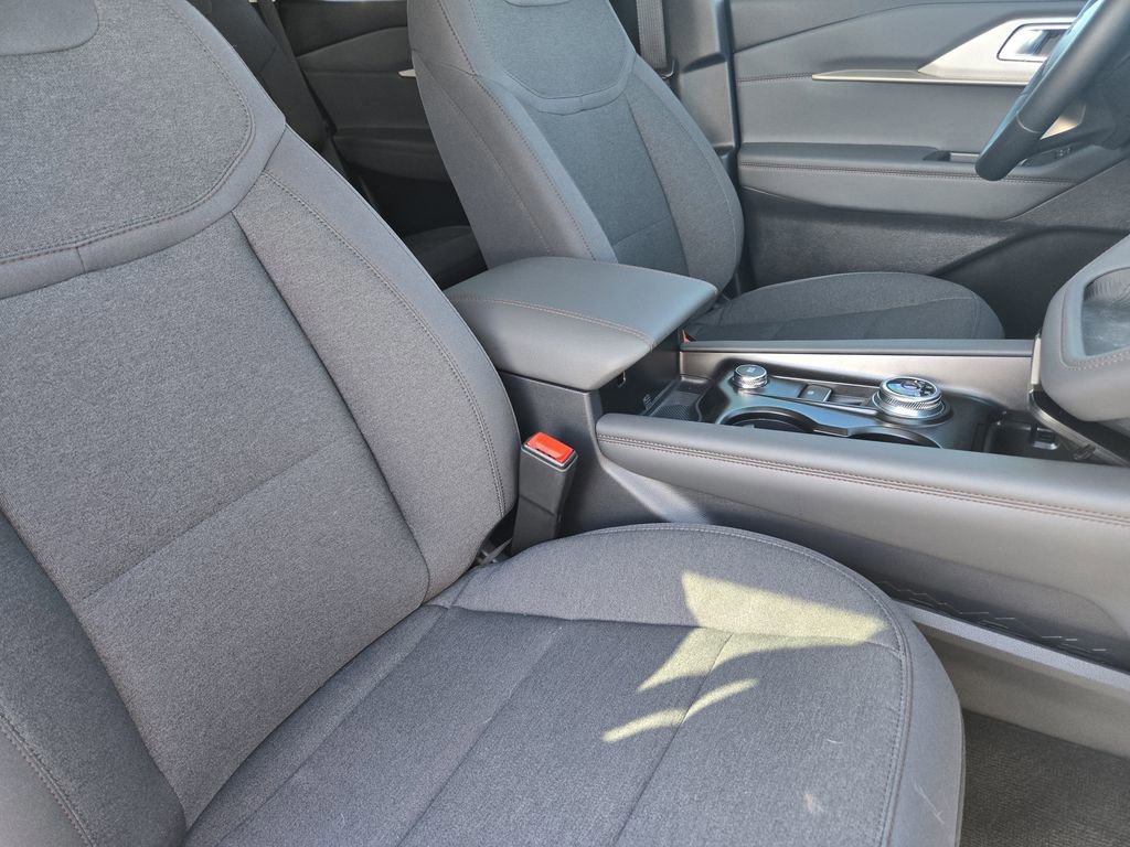 Used 2025 Ford Explorer Active AWD/4WD image 7