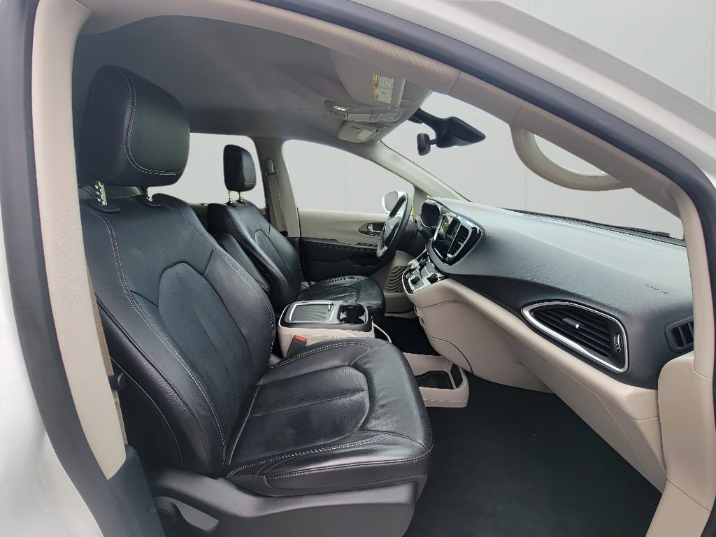 Used 2022 Chrysler Pacifica Touring-L FWD image 38