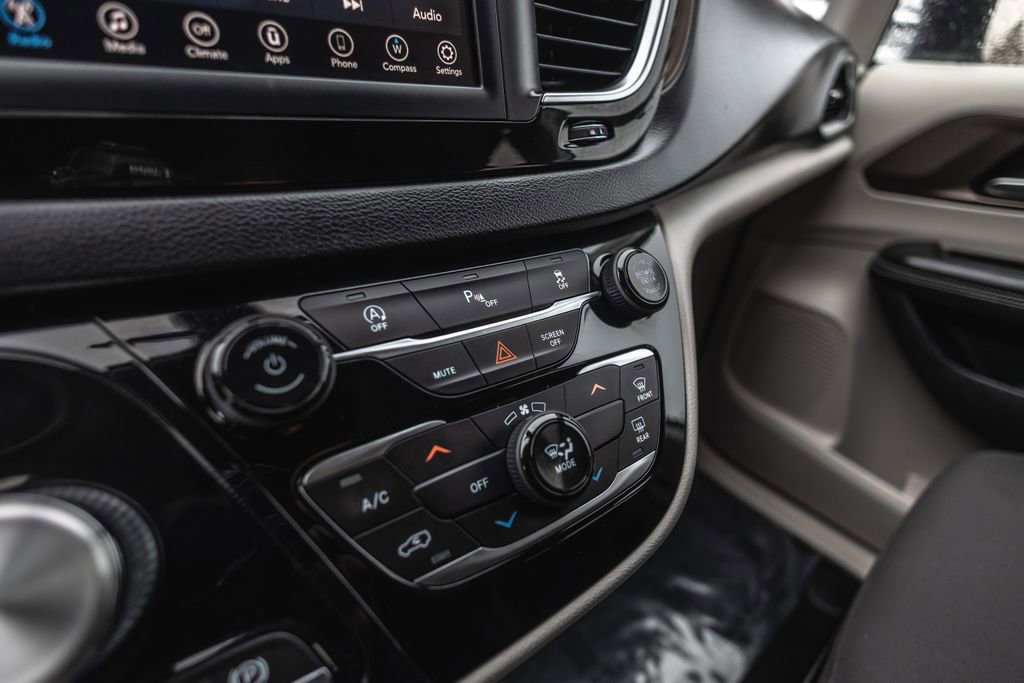 Used 2020 Chrysler Voyager L FWD image 15