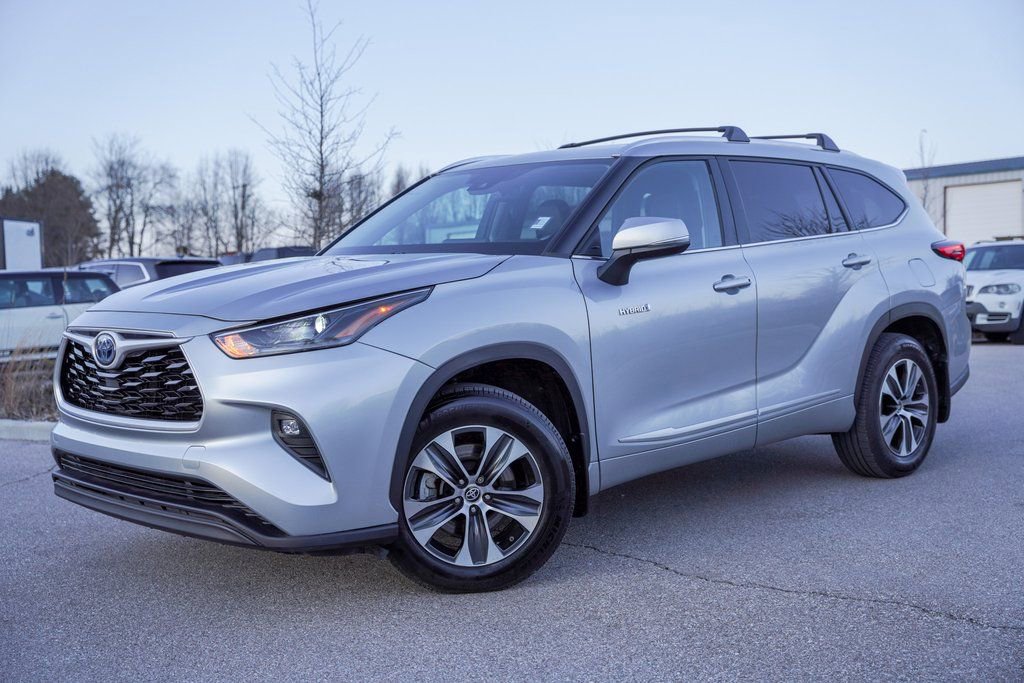 Used 2021 Toyota Highlander XLE FWD image 2