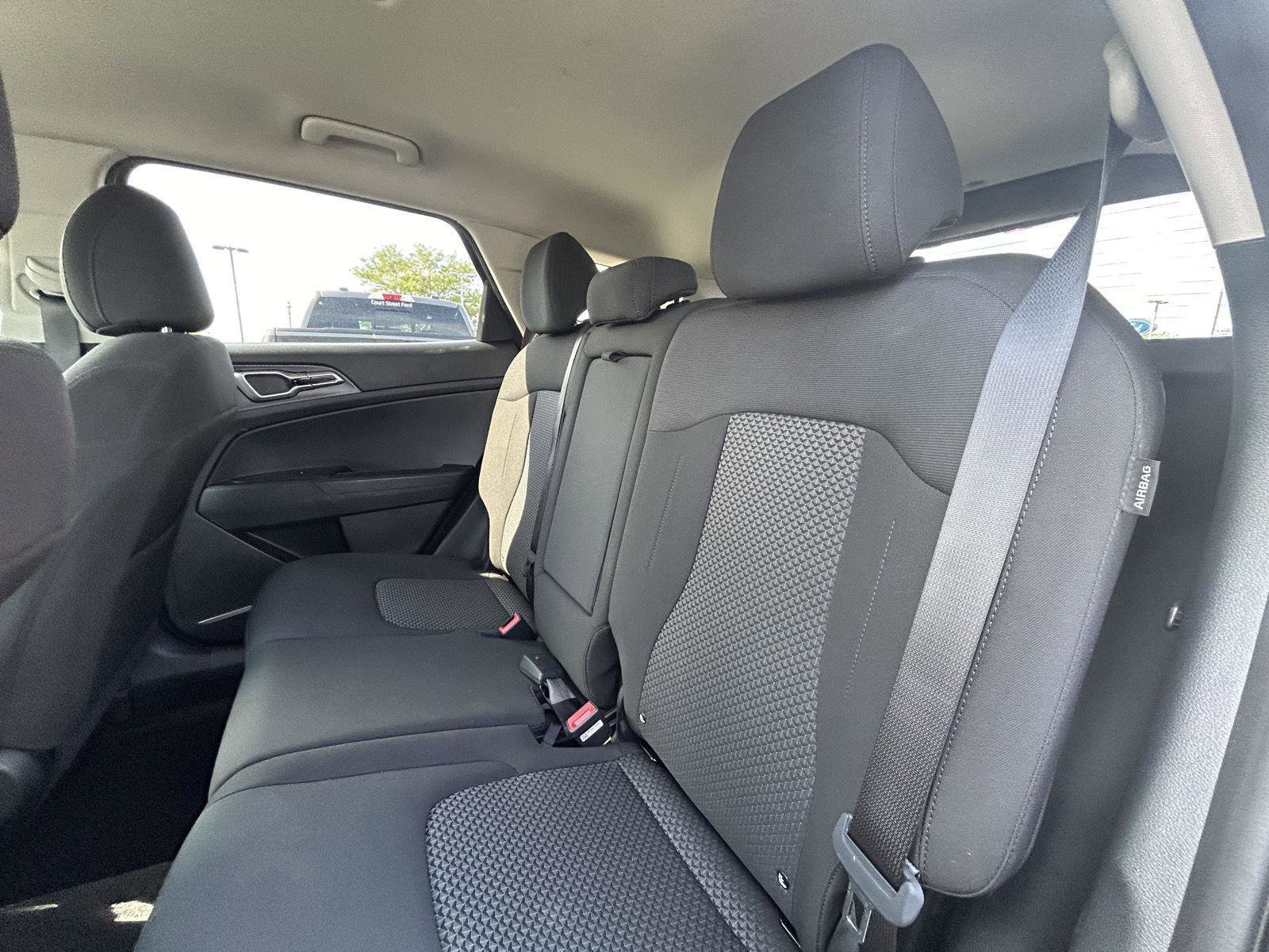 Used 2025 Kia Sportage LX image 4