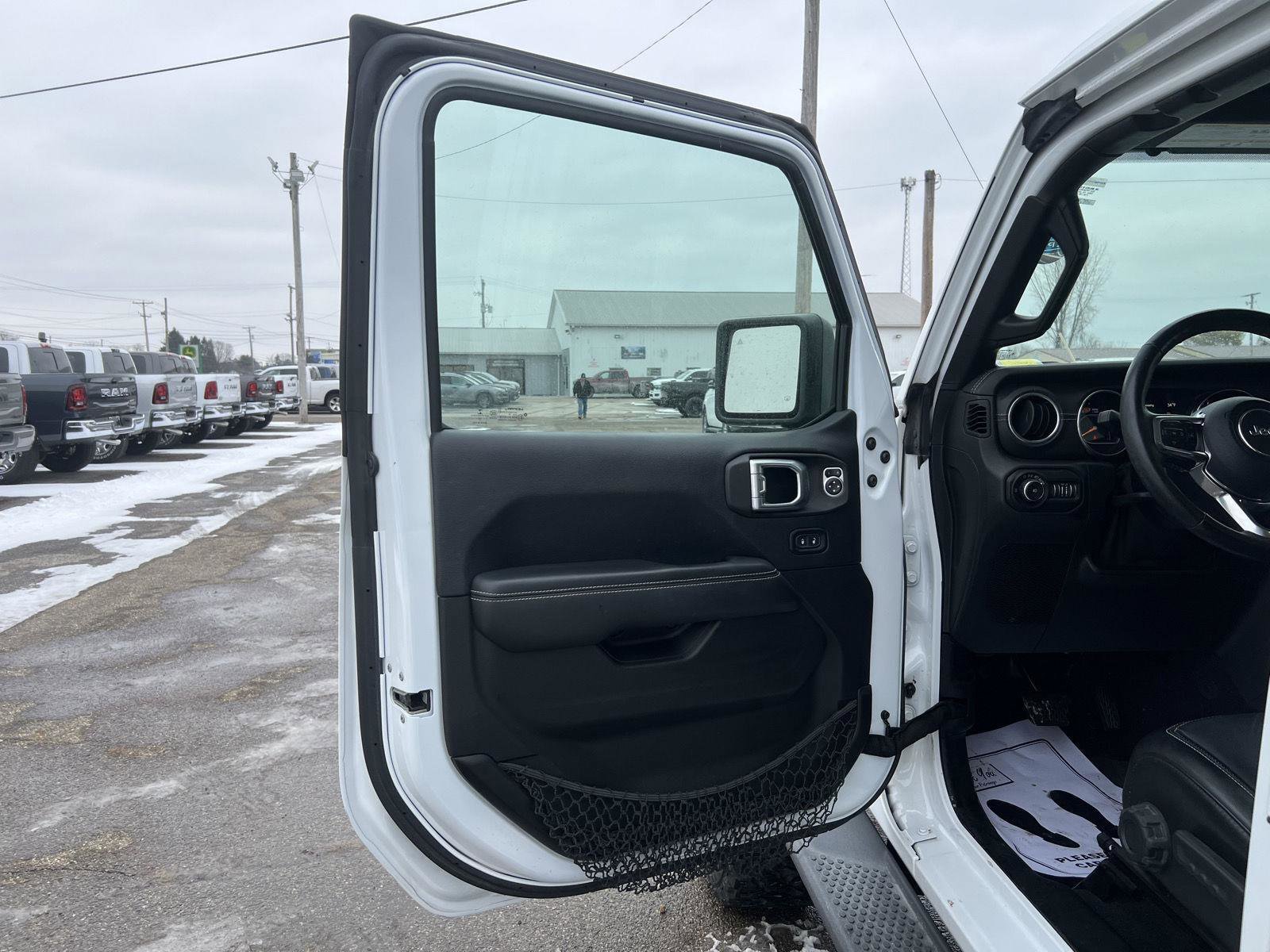 Used 2019 Jeep Wrangler Unlimited Sahara image 11