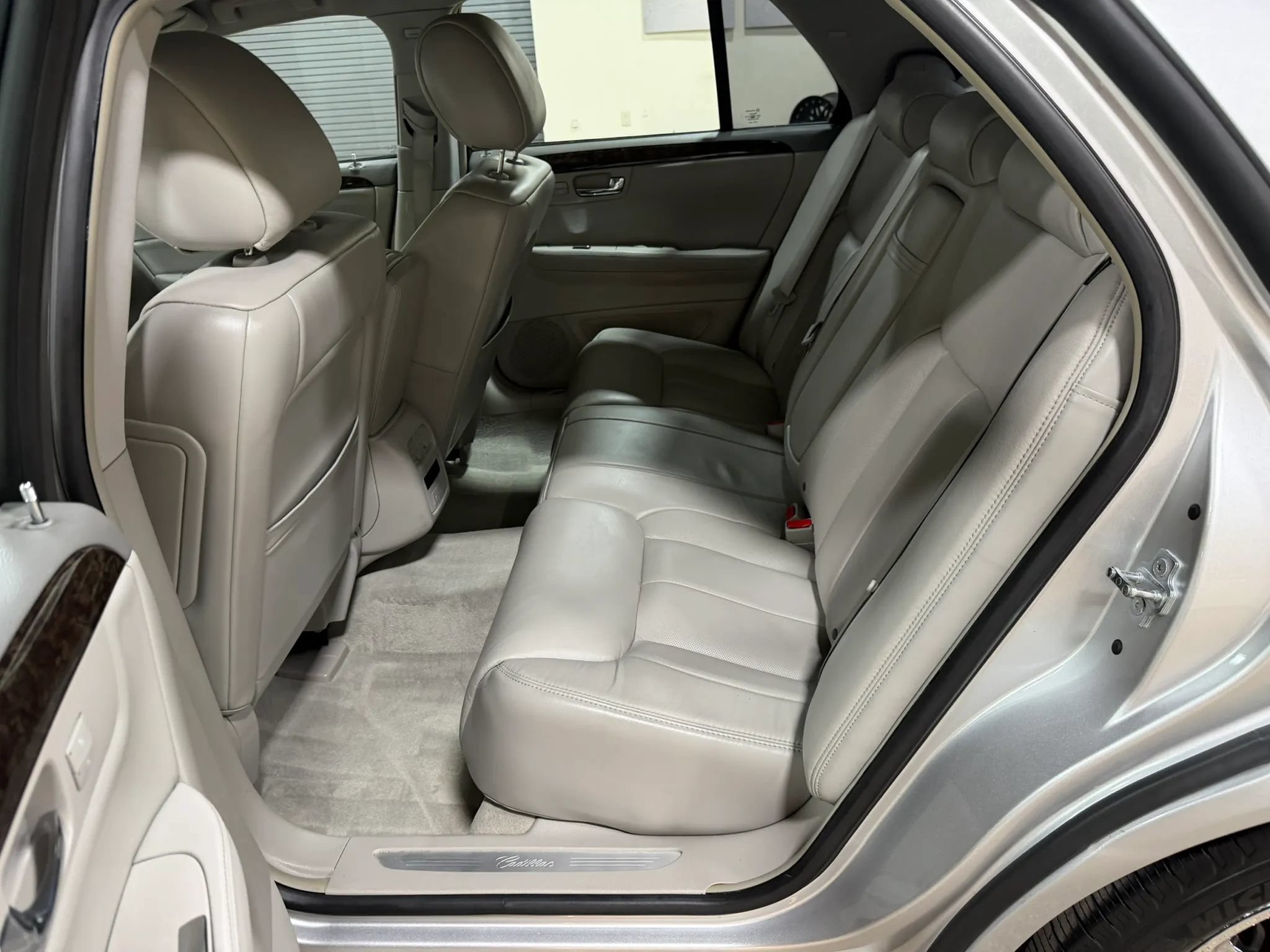 Used 2009 Cadillac DTS w/ Trunk Convenience Package FWD image 29