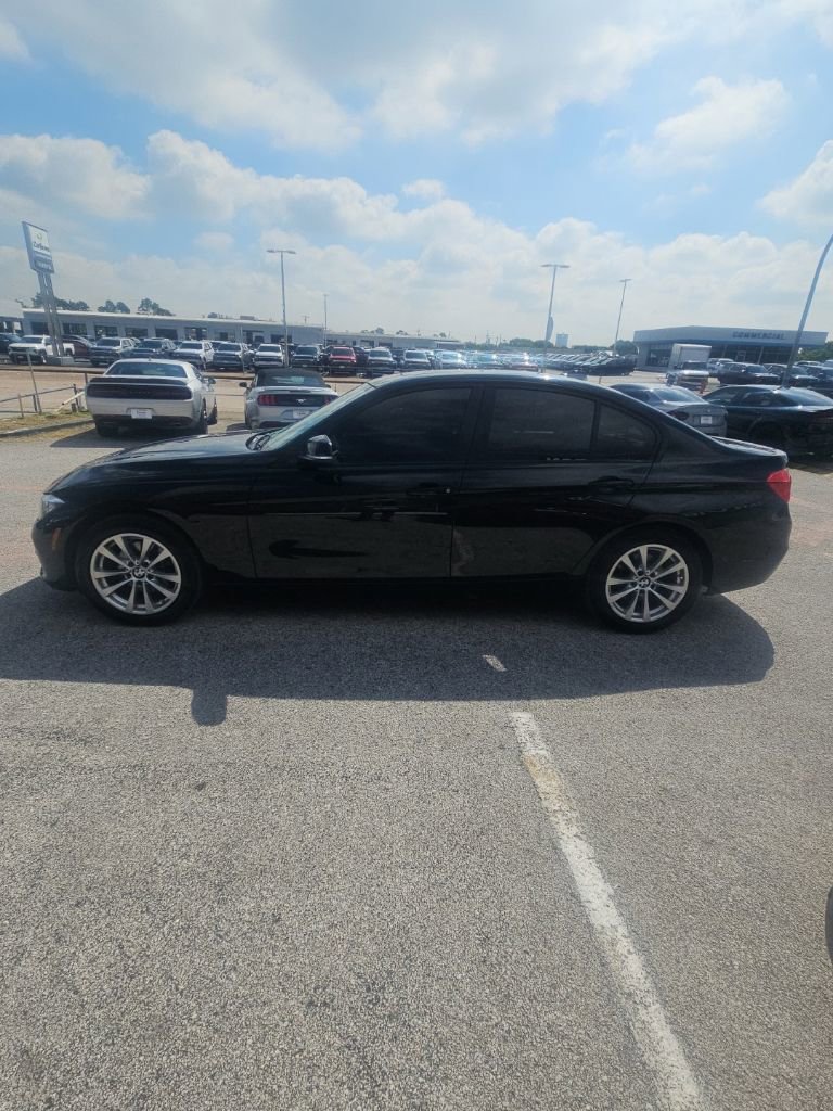 Used 2017 BMW 320i Sedan RWD image 4