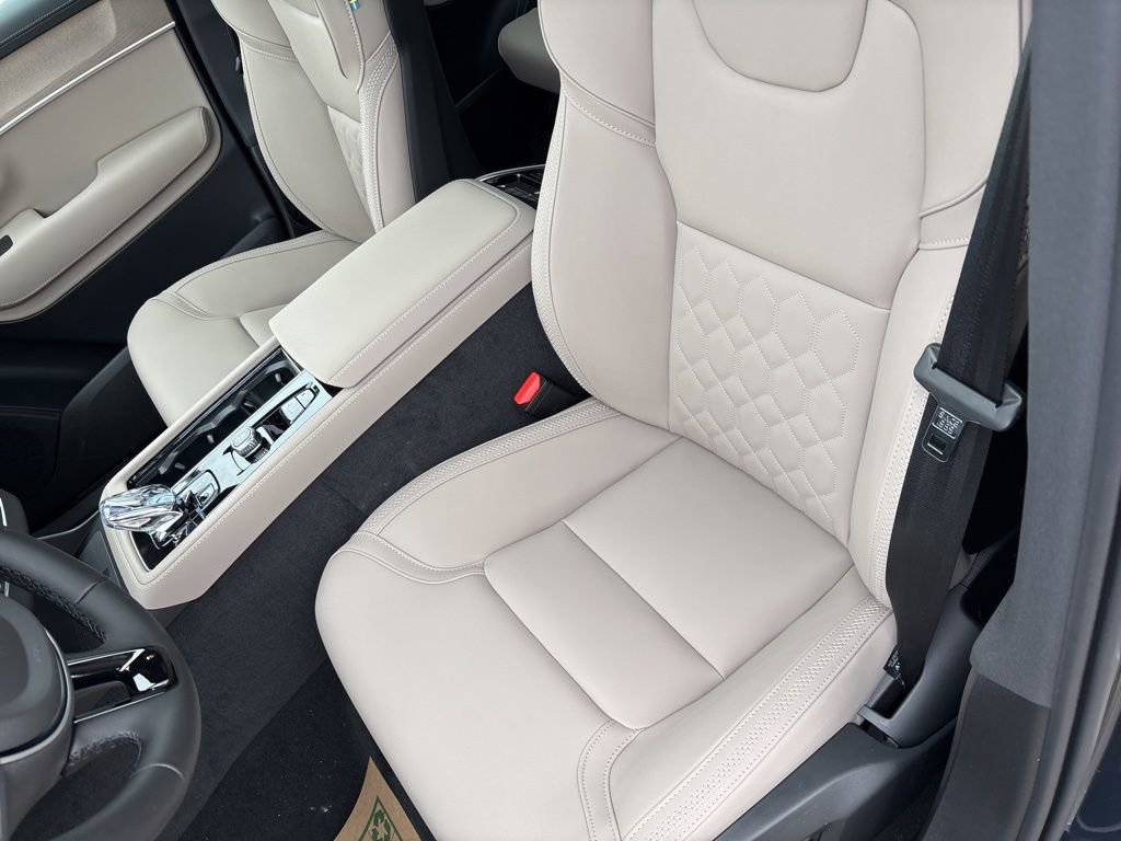 New 2026 Volvo XC90 B6 Plus w/ Protection Package Premier AWD/4WD image 21