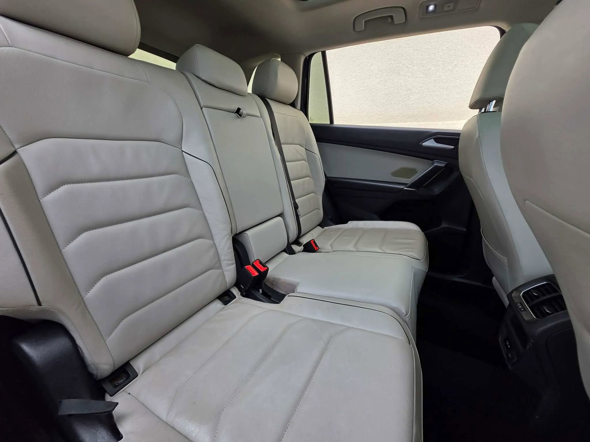 Used 2018 Volkswagen Tiguan SEL Premium image 17