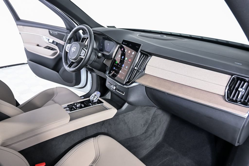 Certified 2025 Volvo XC90 B6 Plus image 27