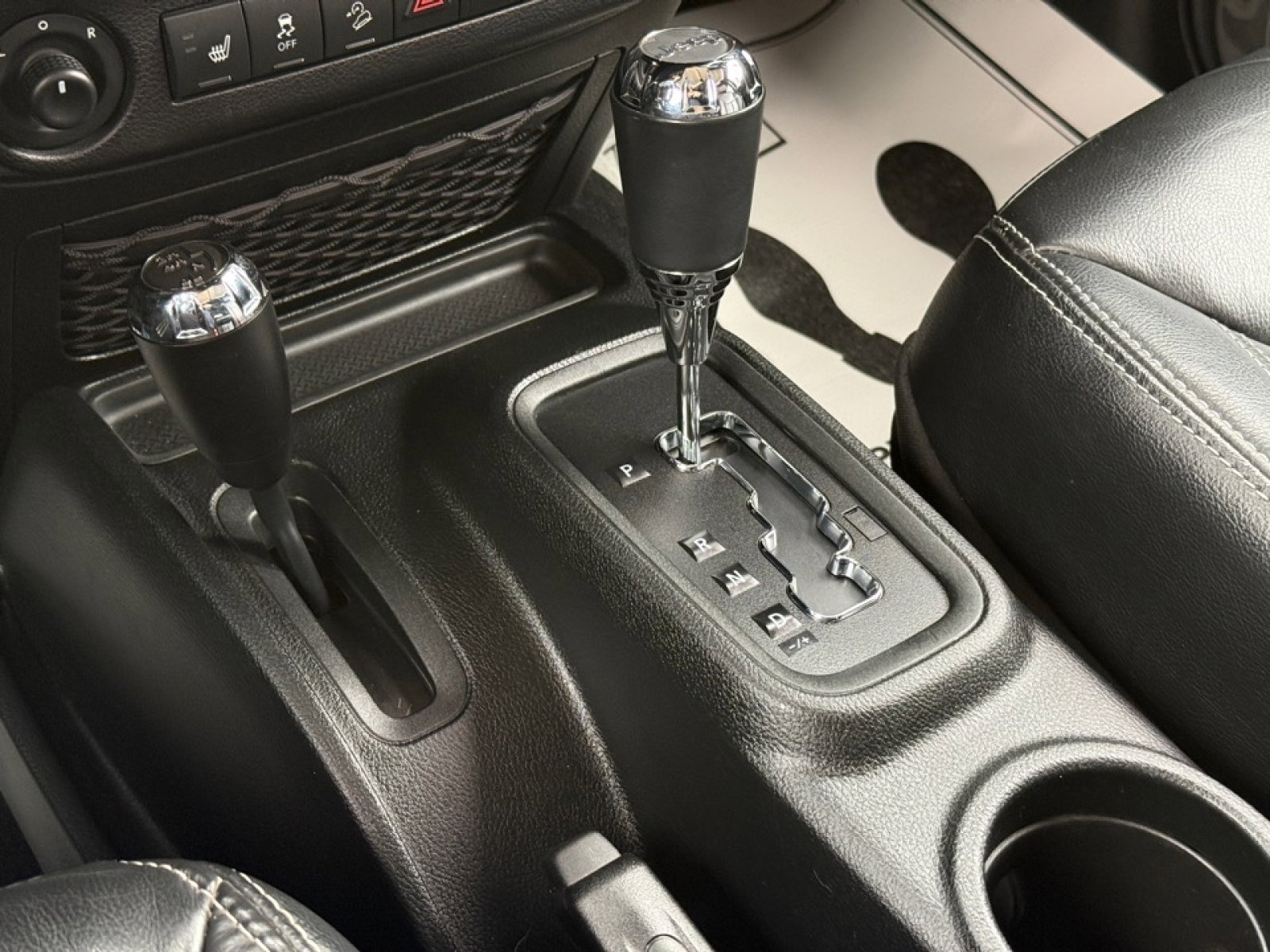 Used 2018 Jeep Wrangler Unlimited Sahara w/ Connectivity Group image 30