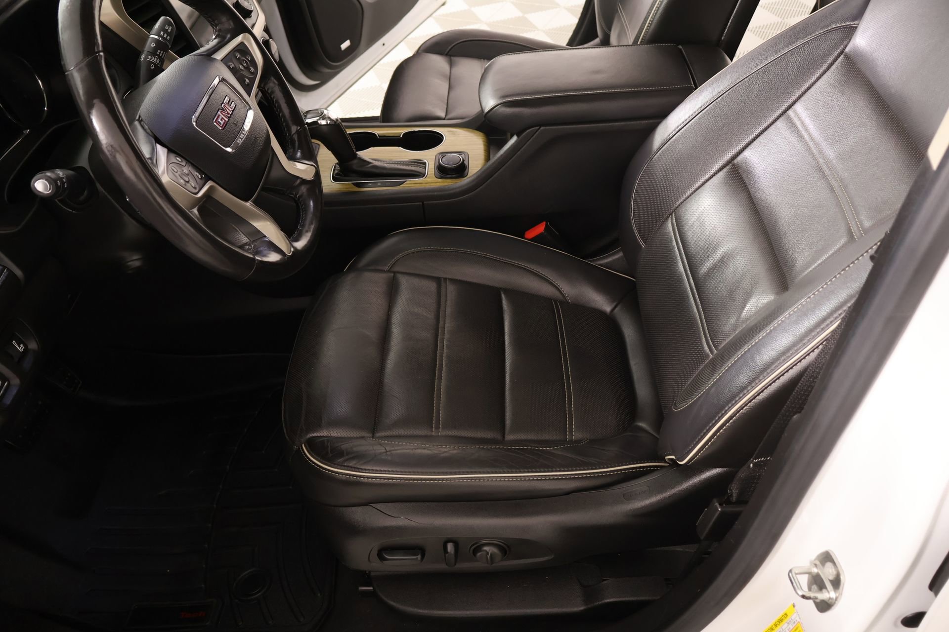 Used 2018 GMC Acadia Denali w/ Technology Package FWD image 12