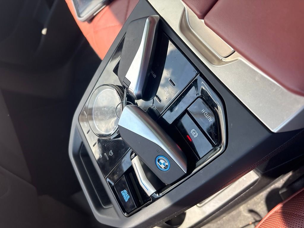 Used 2024 BMW iX xDrive50 w/ Premium Package AWD/4WD image 10