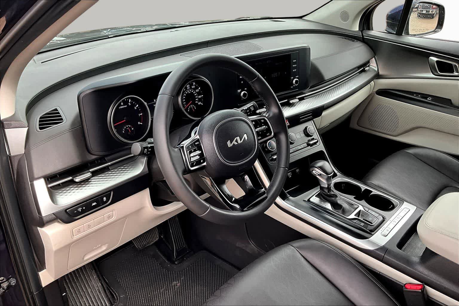 Used 2024 Kia Carnival LX FWD image 17