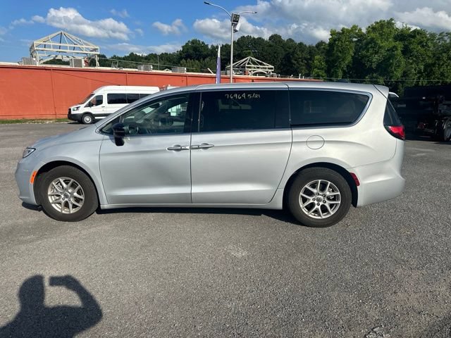 Used 2024 Chrysler Pacifica Touring-L FWD image 8