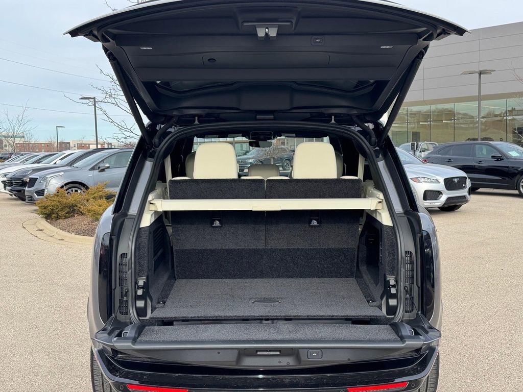 Used 2025 Land Rover Range Rover Long Wheelbase SE image 5