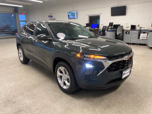 New 2026 Chevrolet Trax LS w/ LS Convenience Package FWD image 3