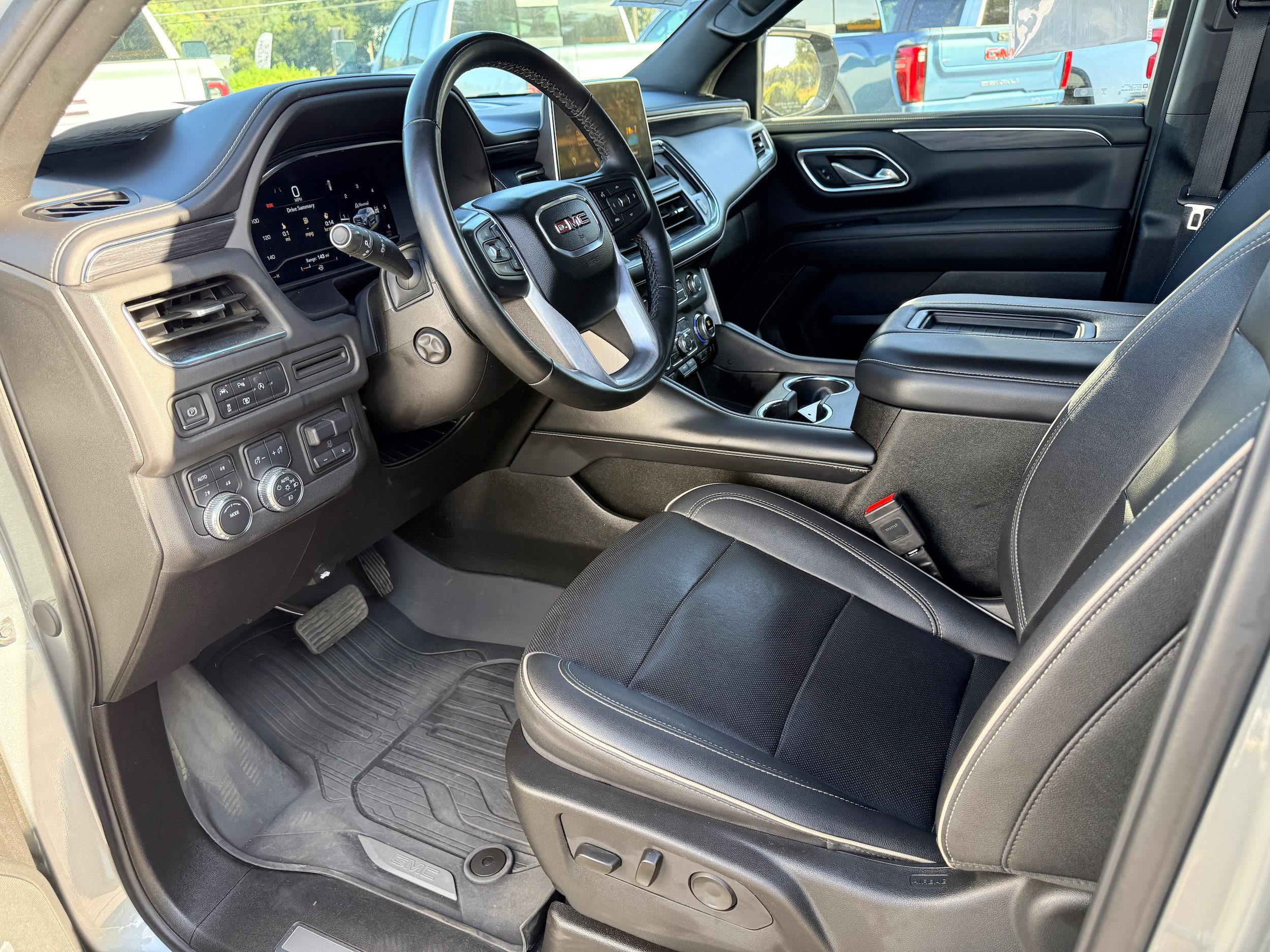 Used 2023 GMC Yukon XL SLT w/ SLT Luxury Package AWD/4WD image 12