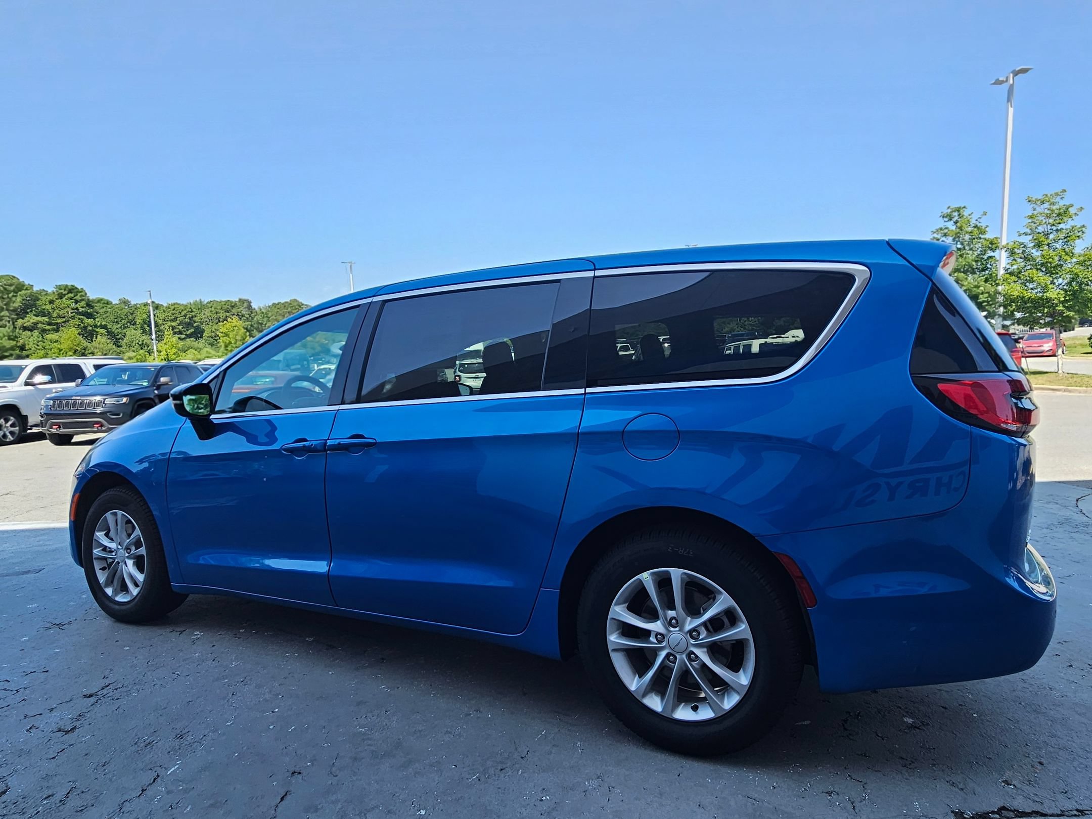 New 2027 Chrysler Pacifica Select FWD image 5