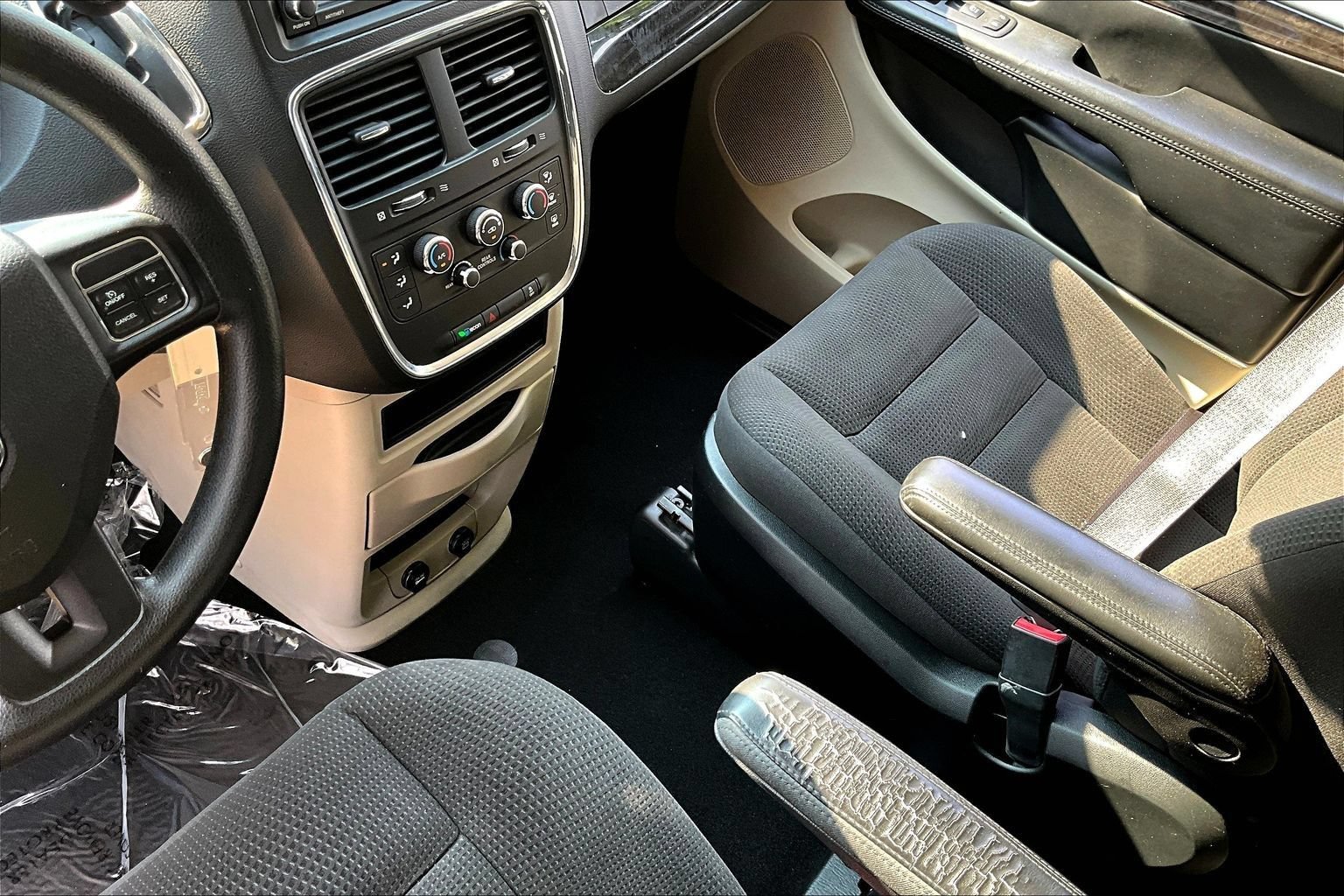 Used 2017 Dodge Grand Caravan SE w/ Power Window Group FWD image 17