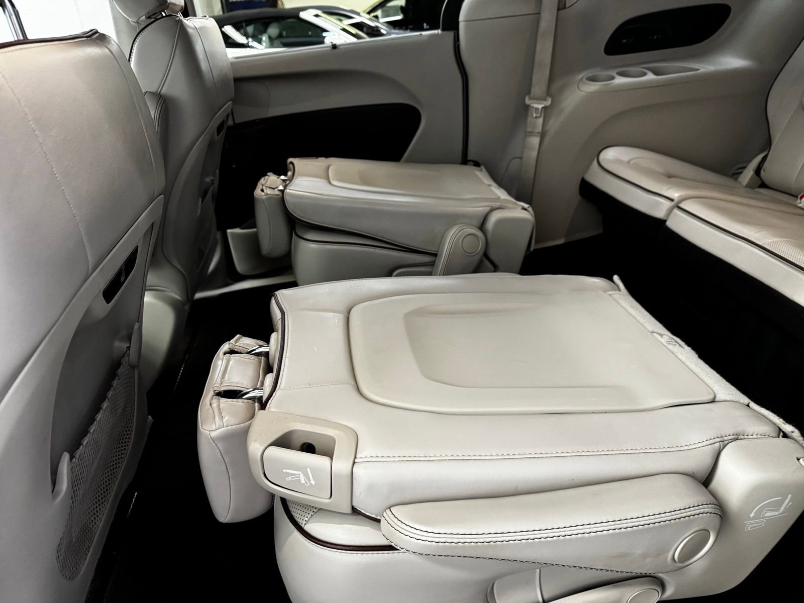 Used 2020 Chrysler Pacifica Limited image 31