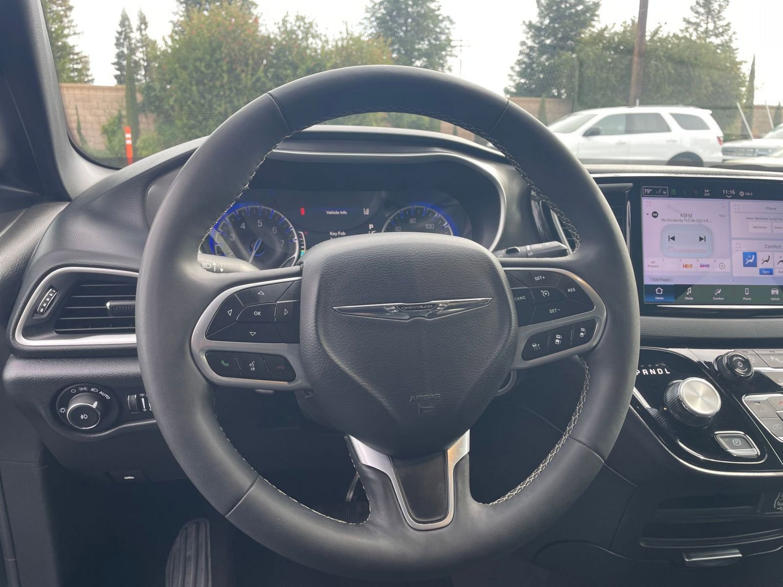 Used 2025 Chrysler Pacifica Select image 31