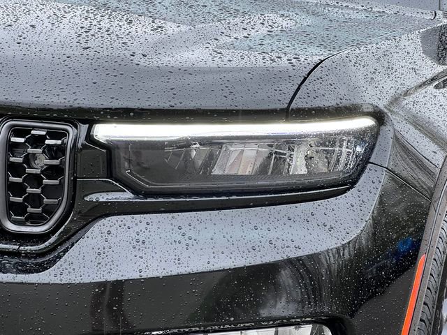 Used 2025 Jeep Grand Cherokee Summit AWD/4WD image 44