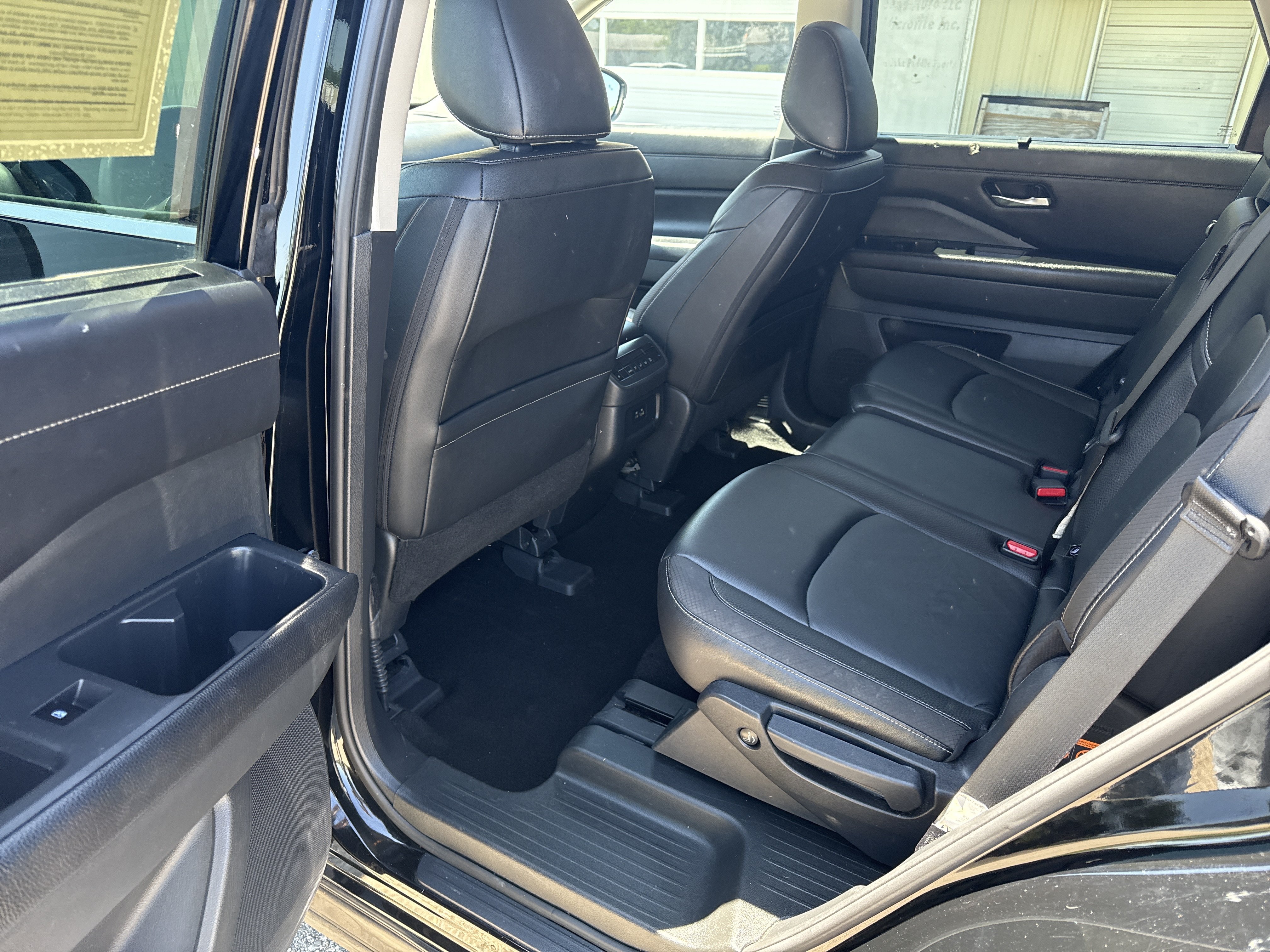 Used 2023 Nissan Pathfinder SL AWD/4WD image 16