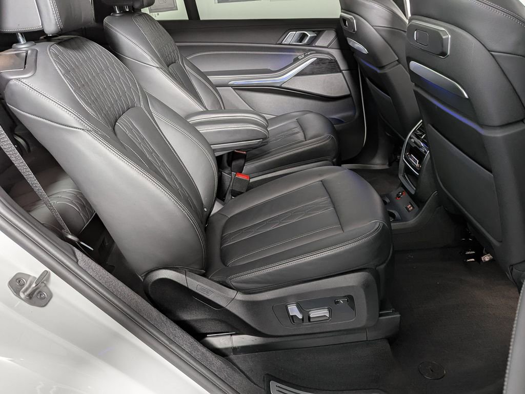 Used 2024 BMW X7 xDrive40i w/ Executive Package image 46