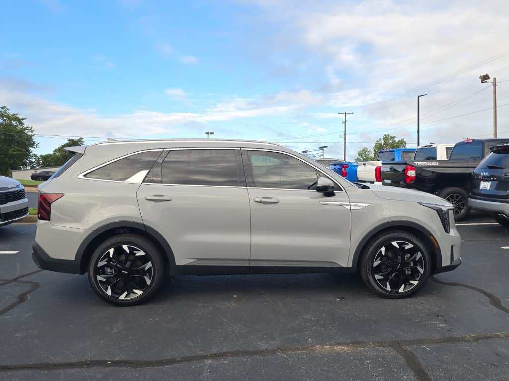 Certified 2025 Kia Sorento EX FWD image 2