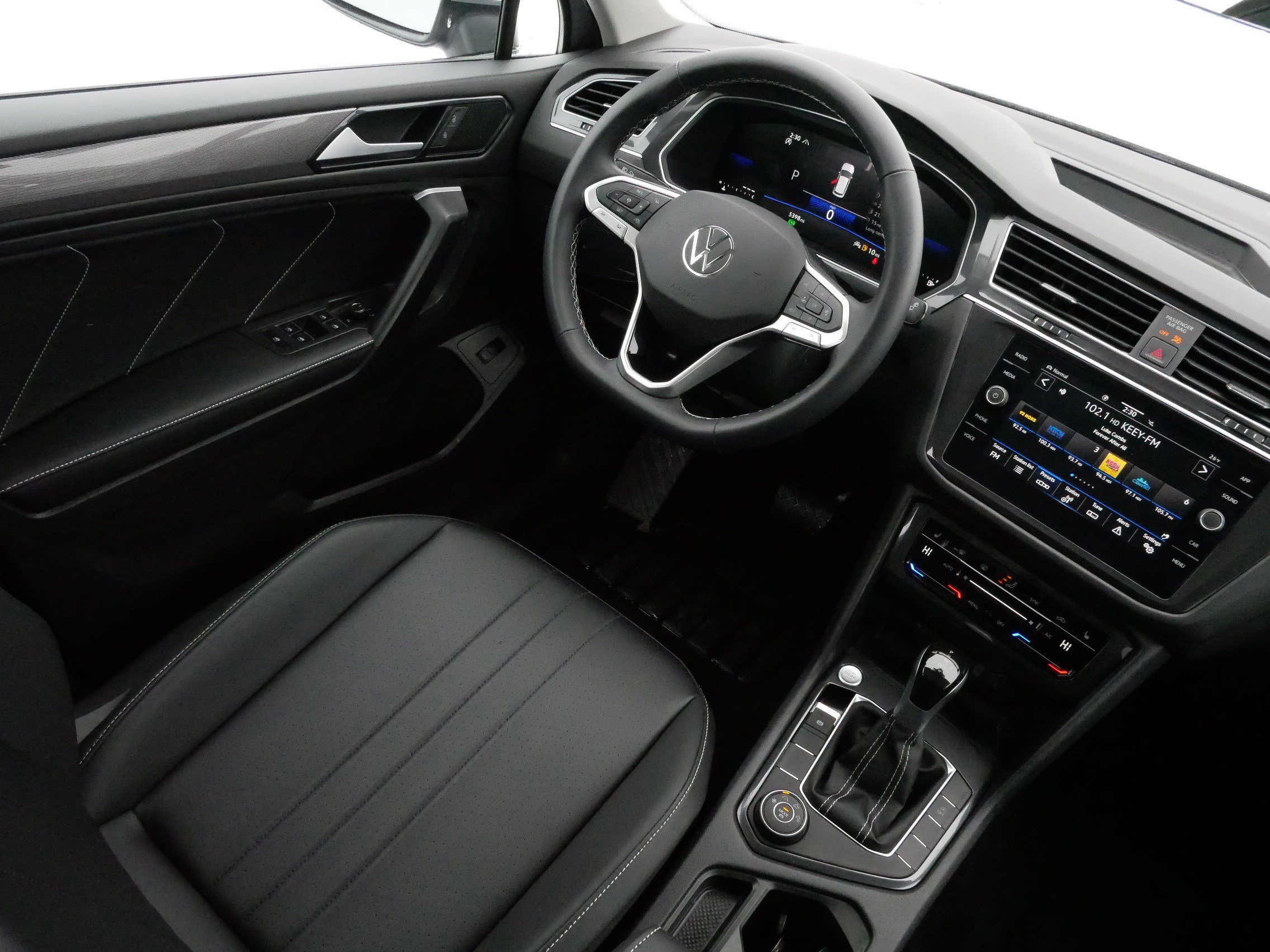 Certified 2024 Volkswagen Tiguan SE image 9