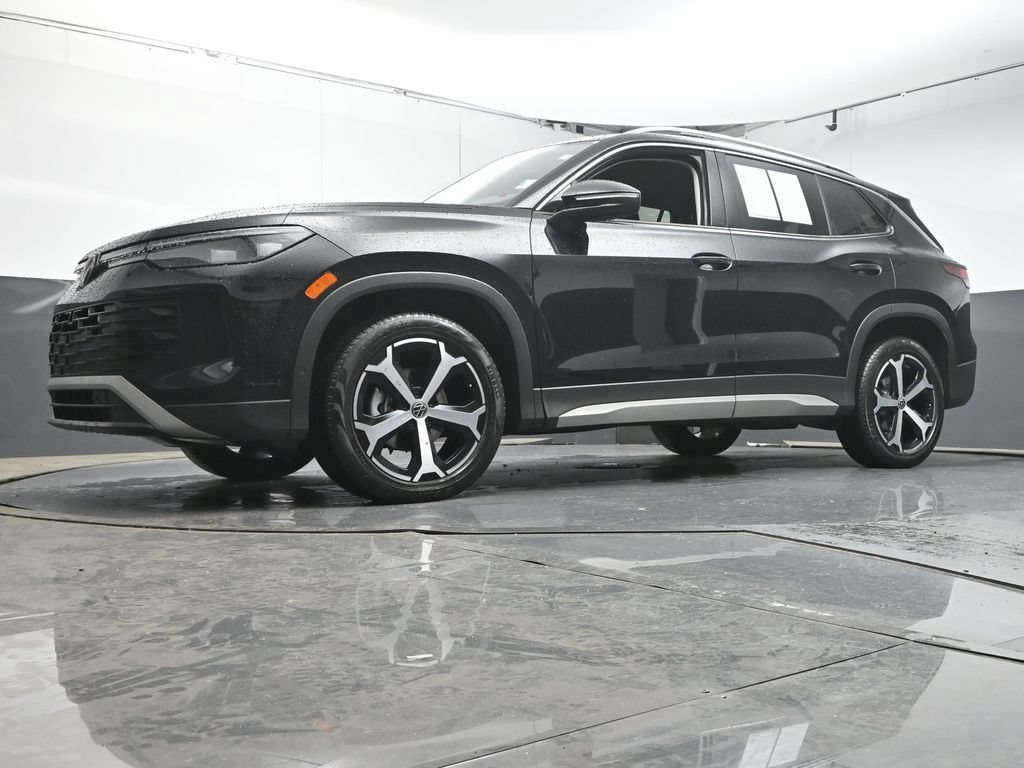 Used 2025 Volkswagen Tiguan SE FWD image 34