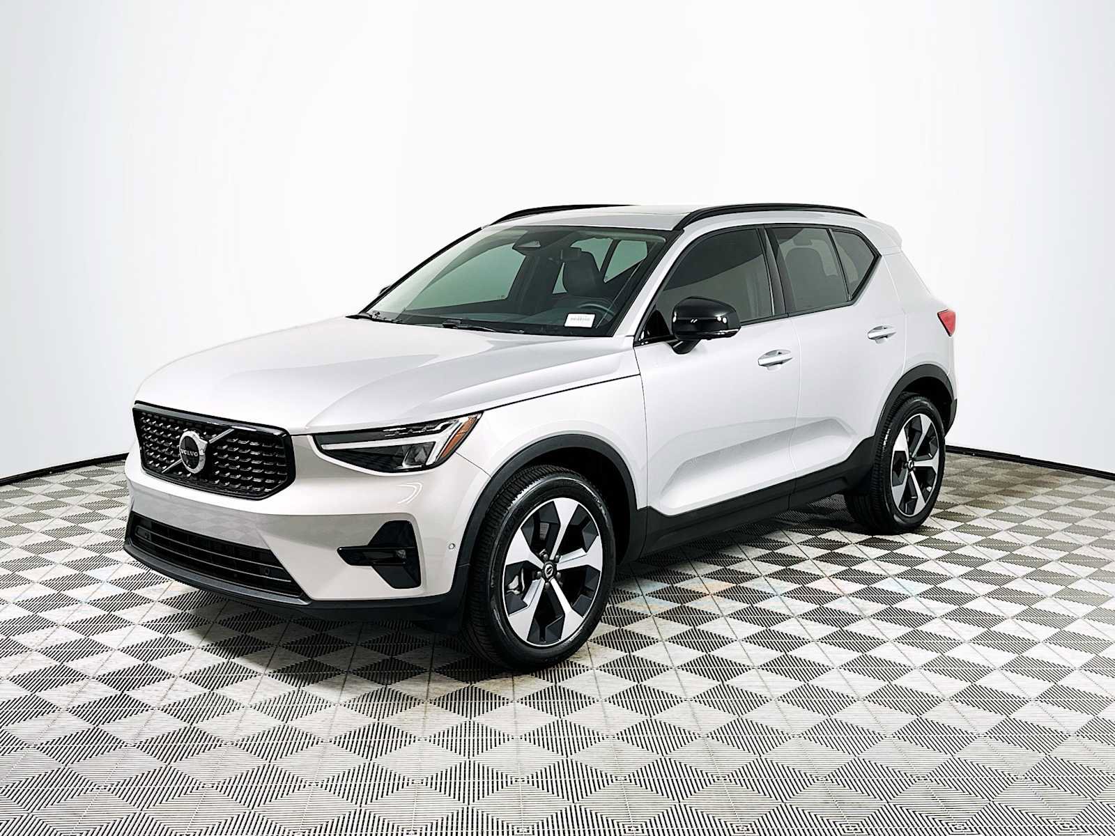 Used 2025 Volvo XC40 B5 Plus w/ Protection Package AWD/4WD image 3
