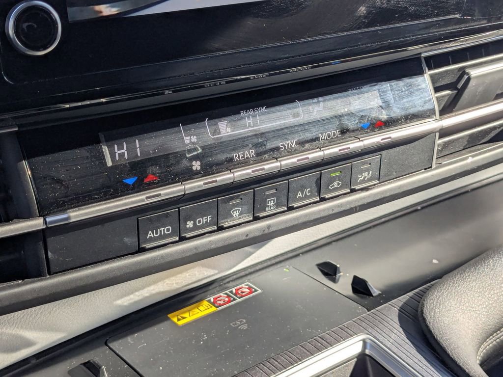 Used 2025 Toyota Sienna LE image 22