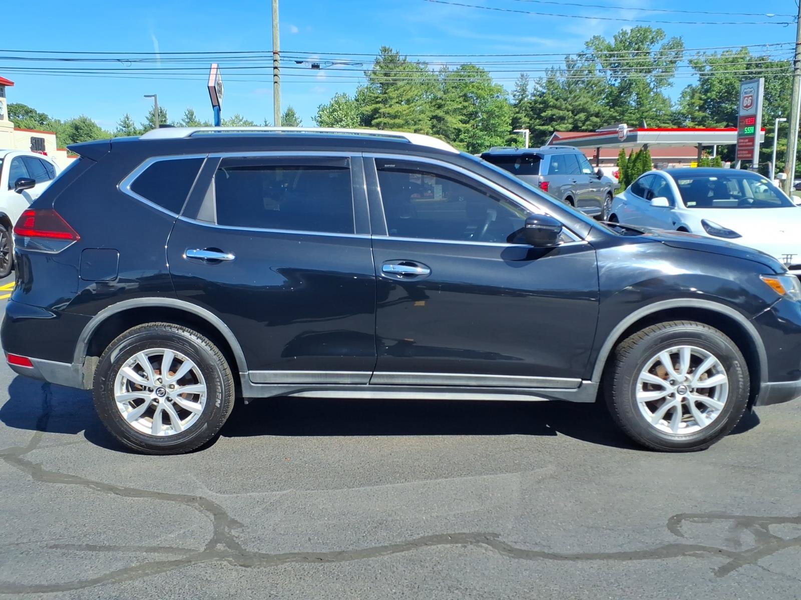 Used 2018 Nissan Rogue SV AWD/4WD image 4