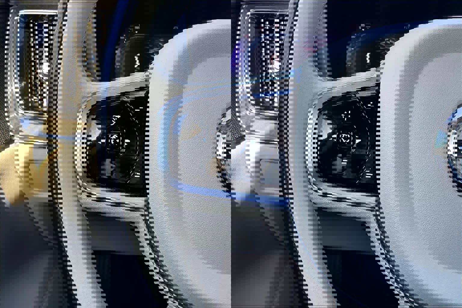 Used 2024 Volvo V60 B5 Cross Country Plus image 21