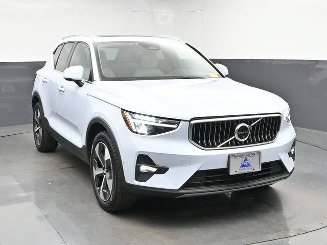 Used 2025 Volvo XC40 B5 Plus AWD/4WD image 2