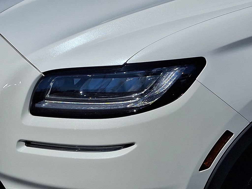 Used 2023 Lincoln Nautilus Reserve w/ Equipment Group 201A image 9