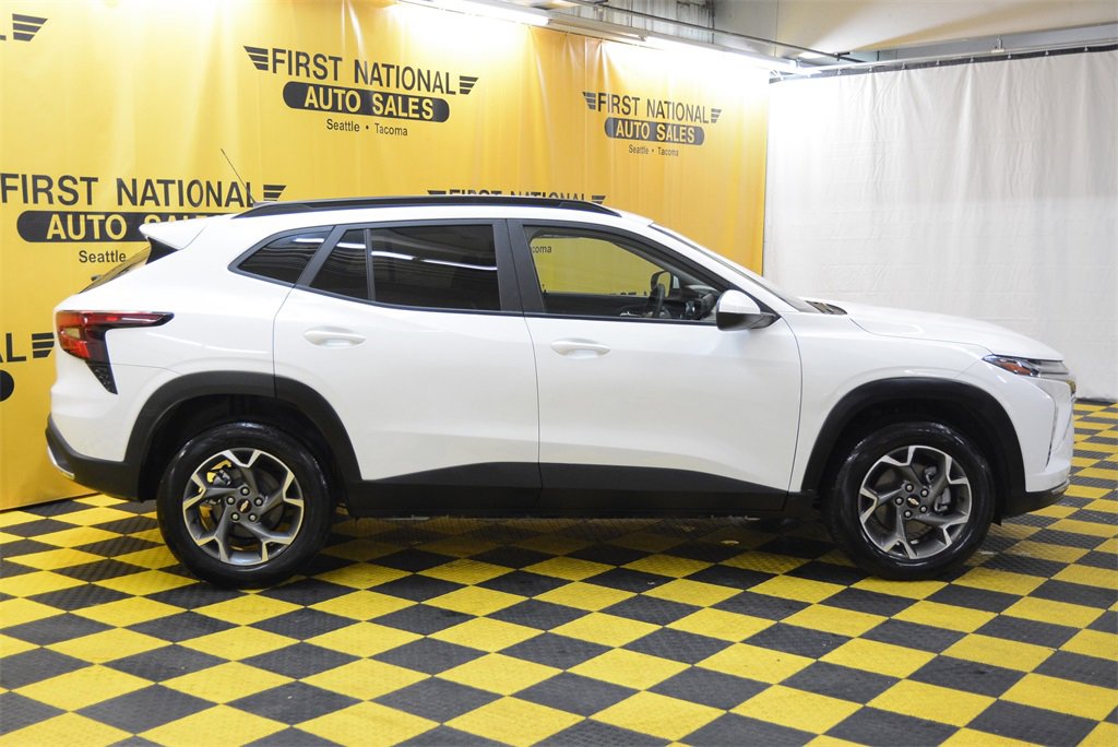 Used 2025 Chevrolet Trax LT image 11