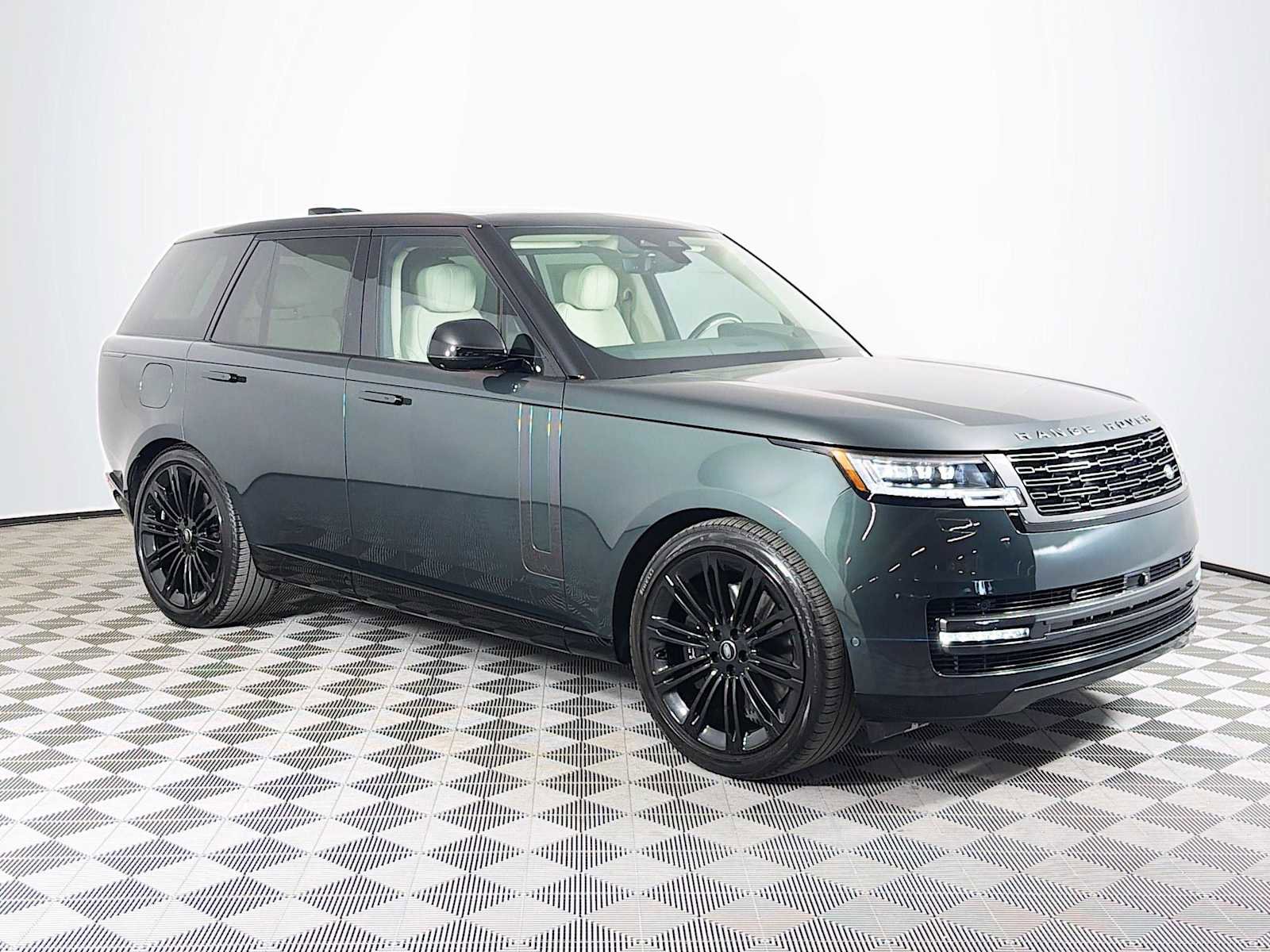 Used 2024 Land Rover Range Rover SE image 3